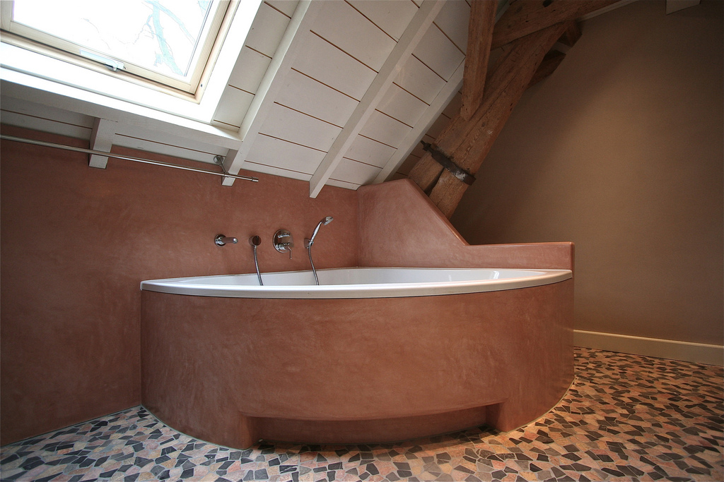 Kalkpleister Tadelakt en keramische badkuip